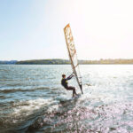 Kitesurfing dla Początkujących: Kompletny Przewodnik od Wyboru Kursu po Pierwsze Kroki na Wodzie