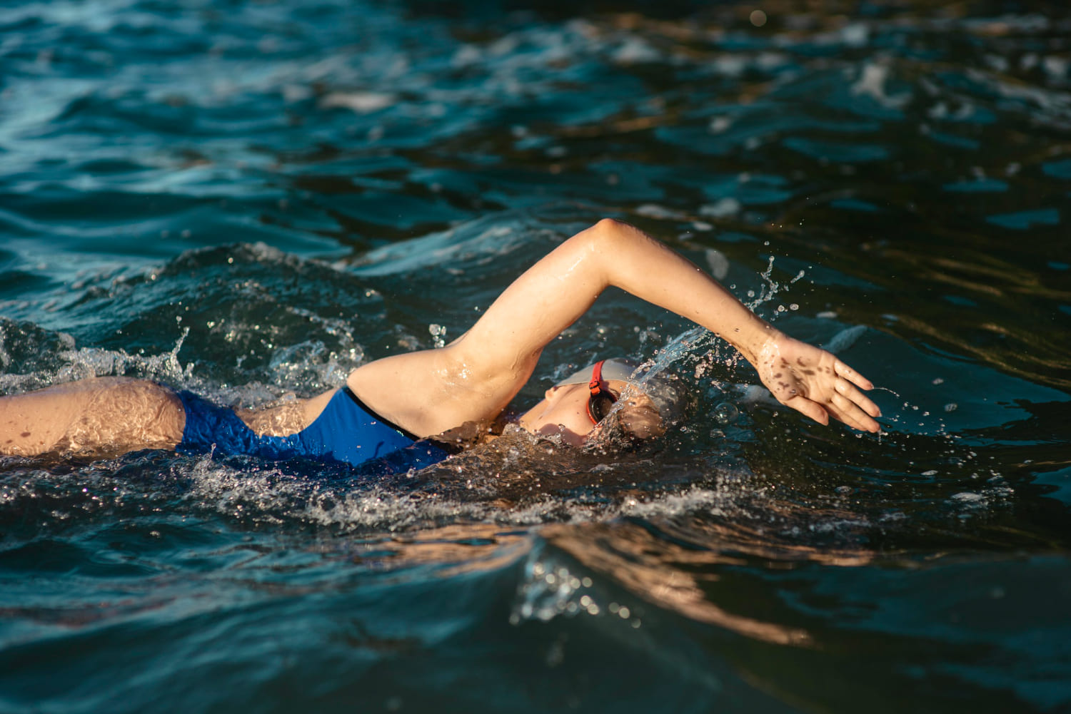 Kraul Bez Tajemnic: Jak Pływać Efektywnie i Unikać Przemęczenia